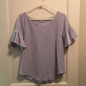 Light blue. 100% cotton. Trumpeted sleeve shirt.